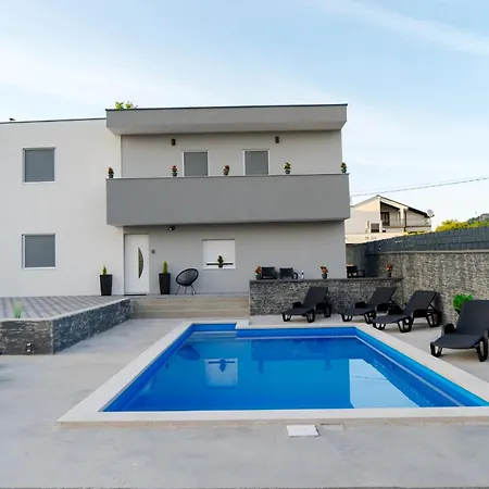 Aurora Villa
